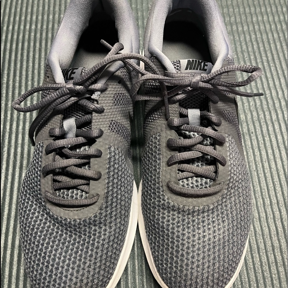 Mens Nike Athletic Shoes. Size 10  Gently Worn